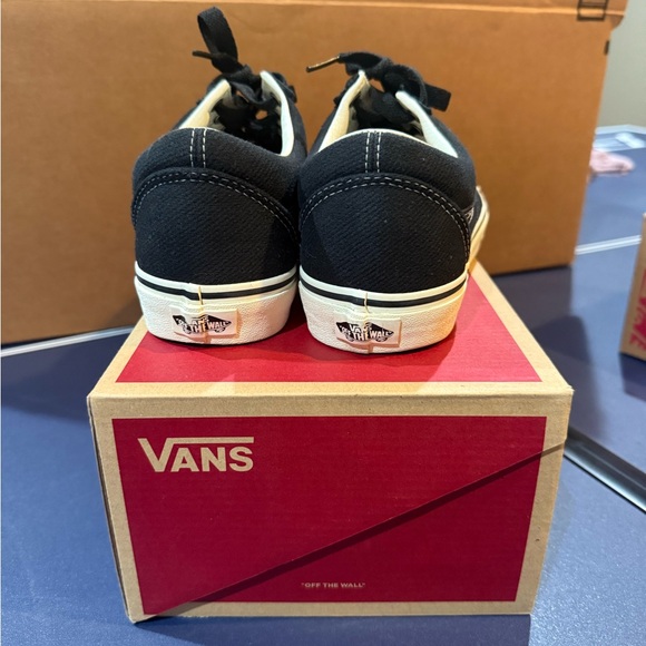 Vans ComfyCush Old Skool Black and White Sneakers
Men’s size 9.5
Woman’s size 11 - Picture 2 of 4